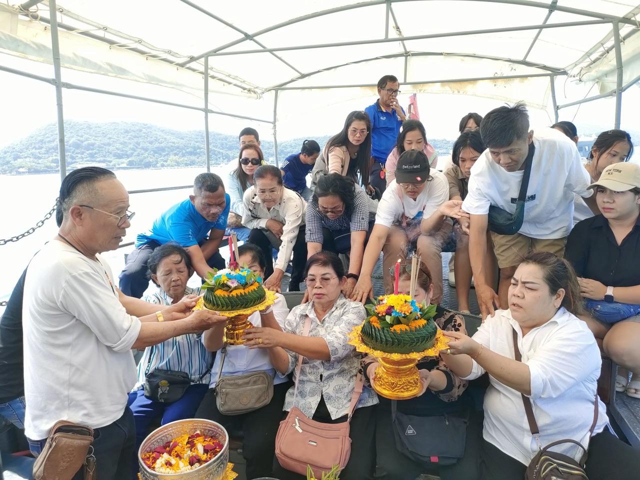 เรือลอยอังคารพร้อมพื้นที่ประกอบพิธีและที่นั่งสำหรับครอบครัว