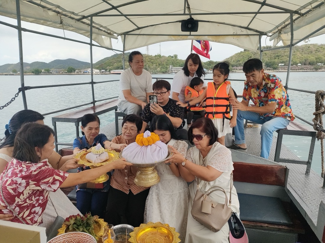 ครอบครัวประกอบพิธีไหว้อังคาร