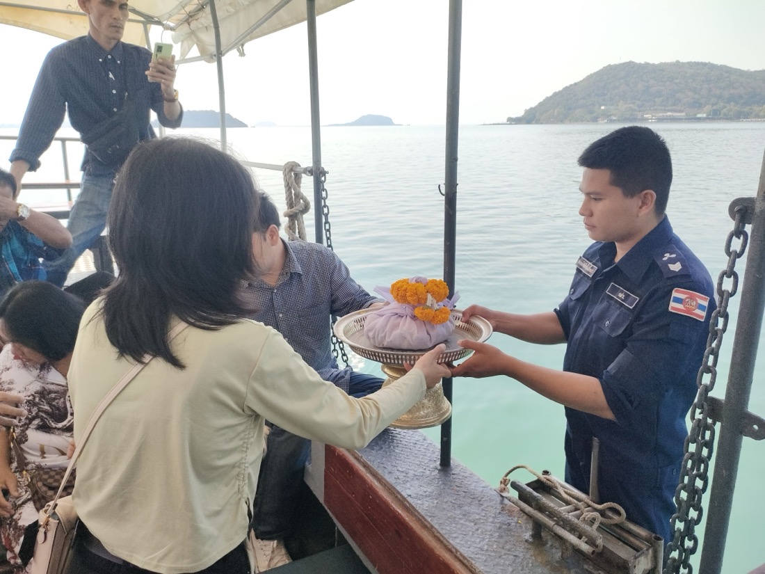 ครอบครัวร่วมประกอบพิธีลอยอังคาร